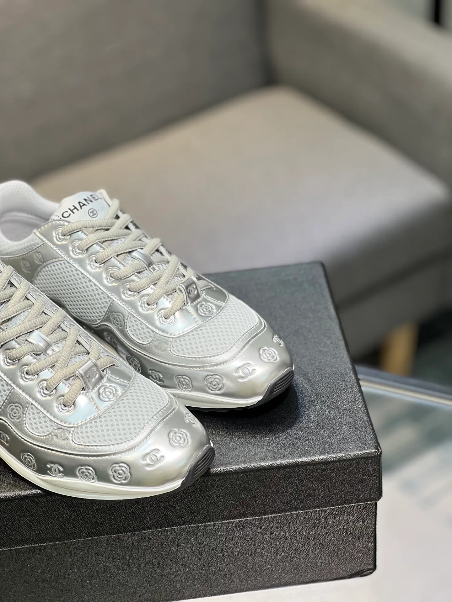 Men's men's shoes 💰640 Exclusive real shot (top version) CHANEL Chanel 2025ss color matching thick-soled casual sports shoes and sneakers. The counter is synchronized. The counter is very popular. A shoe that is very difficult to buy. The most popular thick-soled panda shoes on the Internet. It can be imagined that Xiaoxiang control can't miss it. It has both good looks and comfort. Simple and versatile white shoes. The thick sole increases the height and is super versatile. Close your eyes and wear it. Whoever wears it will look better. Upper: calfskin Lining: imported sheepskin lining Outsole: TPU original outsole Size: 35-44 (customized for women 41 and 40, and 45 for men)
